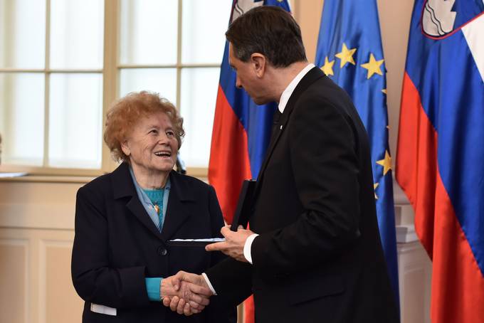 Predsednik Republike Slovenije Borut Pahor je dr. Zinki Zorko vročil odlikovanje medaljo za zasluge